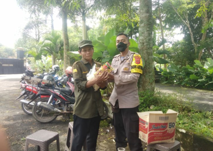 Bhabinkamtibmas Sambangi Juru Parkir Dan Berikan Bantuan Sembako