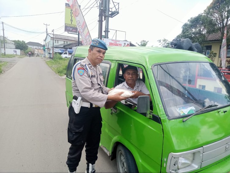 Polsek Kebonpedes Gencar Salurkan Bansos