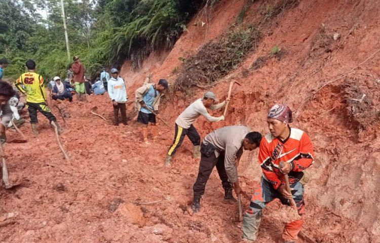 Potret Kekompakan Polisi dan Masyarakat Maje Gotong-royong Bersihkan Jalan Tertutup Longsor