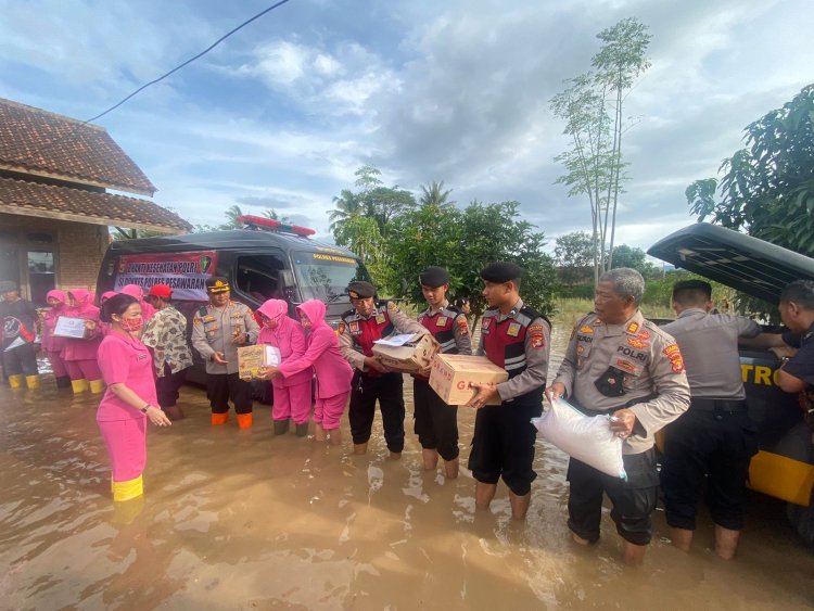 Polres Pesawaran dan Pengurus Bhayangkari Bagikan Paket Sembako Bagi Warga Terdampak Banjir