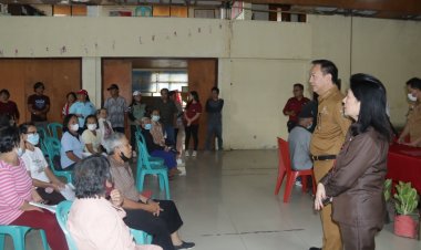 Pemerintah Kota Tomohon Serahkan Bantuan Sosial Lansia di 5 Kelurahan