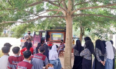 Dibawah Pohon Rindang, Sat Binmas Polres Pesawaran  Beri Materi Cegah Bullying kepada Para siswa-siswi SMKN 1 Gedong Tataan.