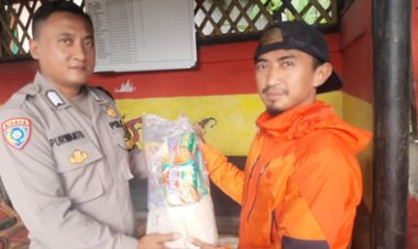 Polsek Sukalarang Bagikan Sembako Untuk Warga Yang Kurang Mampu