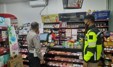 Pelaksanaan Patroli Malam Polsek Sukalarang Pantau Mini Market