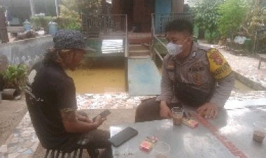 Bhabinkamtibmas Desa Sukalarang Sambang Tokoh Masyarakat