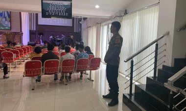 Pengamanan Gereja GKI Penginjil Oleh Anggota Polsek Sukalarang