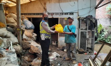 Polsek Sukalarang Memberikan Santunan Kepada Warga Tak Mampu