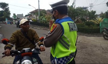 Anggota Unit Lantas Polsek Sukalarang Laksanakan Ops Simpatik