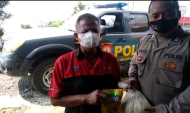 Bhabinkamtibmas Desa Sukamaju Memberikan Bantuan Sembako kepada Warga Kurang Mampu