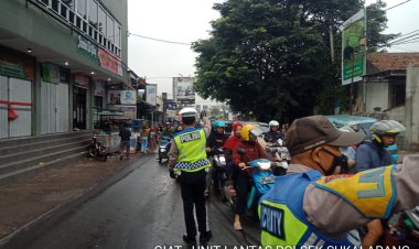 Gatur Arus Lalu Lintas Pagi Anggota Unit Lantas Polsek Sukalarang