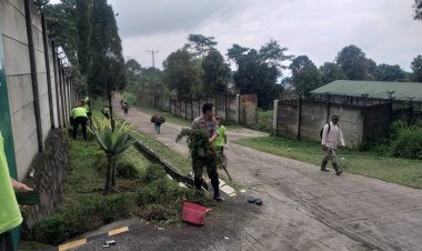 Kanit Binmas Polsek Sukalarang Ikut Kerja Bakti Bersama Warga