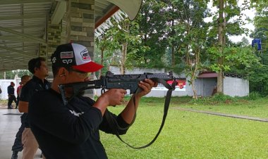 Tingkatkan Kemampuan Anggota Polsek Sukalarang Ikuti Latihan Menembak