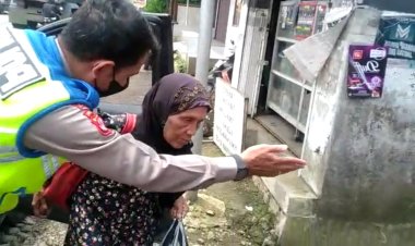Karena Kebingungan, Seorang Lansia Dibantu Pulang oleh Anggota Polsek Sukalarang