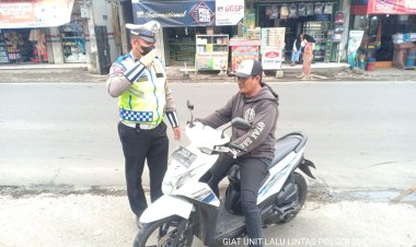 Teguran Humanis Anggota Unit Lantas Kepada Pengendara Yang Tidak Memakai Helm