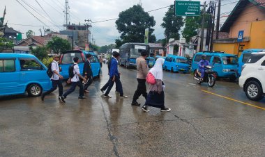 Begini Sikap Humanis Yang Dilakukan Anggota Polsek Sukalarang Terhadap Siswa Sekolah