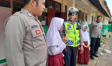 Kedatangan Anggota Polsek Sukalarang Disambut Gembira oleh Siswa Siswi Sekolah Dasar