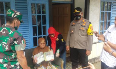 Tangis Haru Seorang Ibu Lansia Saat Dikunjungi Kapolsek Sukalarang