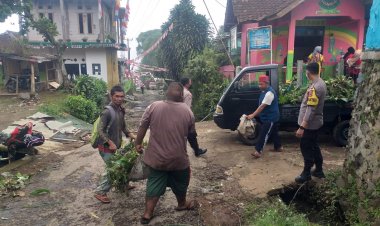 Bhabinkamtibmas Desa Titisan Bantu Warga Yang Sedang Laksanakan Kerja Bakti