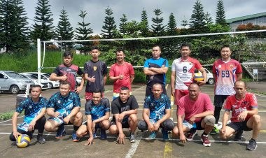 Anggota Polsek Sukalarang Jalin Silaturahmi dengan Security PT. Pratama Laksanakan Olahraga Bersama