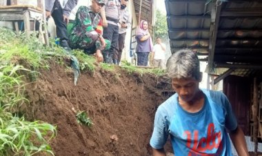 Bareng Bhabinsa Tinjau Lokasi Longsor