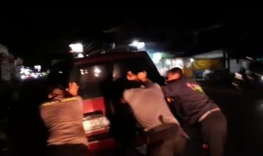 Aksi Sigap Polisi Bantu Dorong Mobil Mogok Saat Sedang Berpatroli