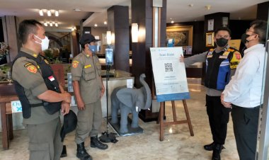 Bhabinkamtibmas Polsek Bandung Wetan Giat Woro - Woro Pengecekan Barcode Peduli Lindungi