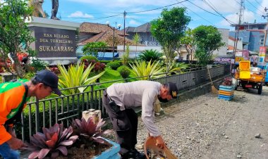 Aksi Humanis Kanit Samapta Polsek Sukalarang Bantu Bersihkan Tugu Pejuang Sukalarang