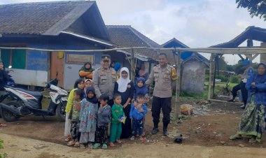 Aksi Humanis Kapolsek Sukalarang Kepada Anak-Anak Disela Meninjau Posko Bencana