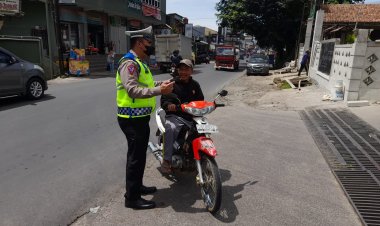 Unit Lantas Polsek Sukalarang Berikan Teguran Humanis Kepada Pengendara yang Tidak Patuh