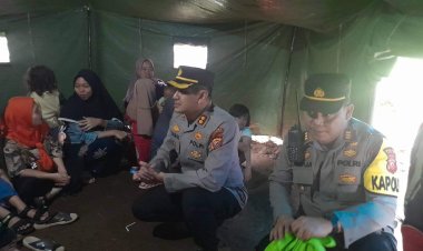 Kapolres Sukabumi Kota Kunjungi Korban Gempa Bumi di Desa Titisan Kecamatan Sukalarang
