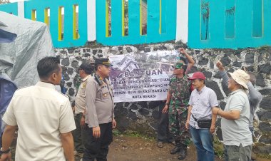 Kapolsek Sukalarang Terima Kunjungan Warga Kota Bekasi yang Memberikan Bantuan Kepada Korban Gempa