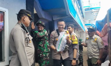 Tunjukan Solidaritas dan Sinergitas, TNI - Polri Lakukan Kerja Bakti di Lokasi Gempa