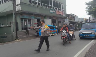 Urai kemacetan, Kapolsek Turut Serta Lakukan Gatur di Ruas Jalan Protokol Sukalarang Cianjur