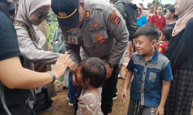 Hilangkan Trauma Pada Anak-Anak Korban Gempa, Ini Yang Dilakukan Kapolsek Sukalarang