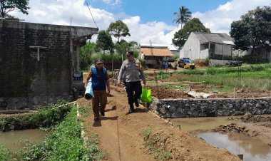 Polsek Sukalarang berikan Bantuan Kepada Korban Kebakaran di desa Cimangkok
