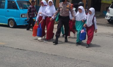 Aksi Humanis Anggota Polsek Sukalarang Bantu Siswa Sekolah Menyebrang Usai Pulang Sekolah