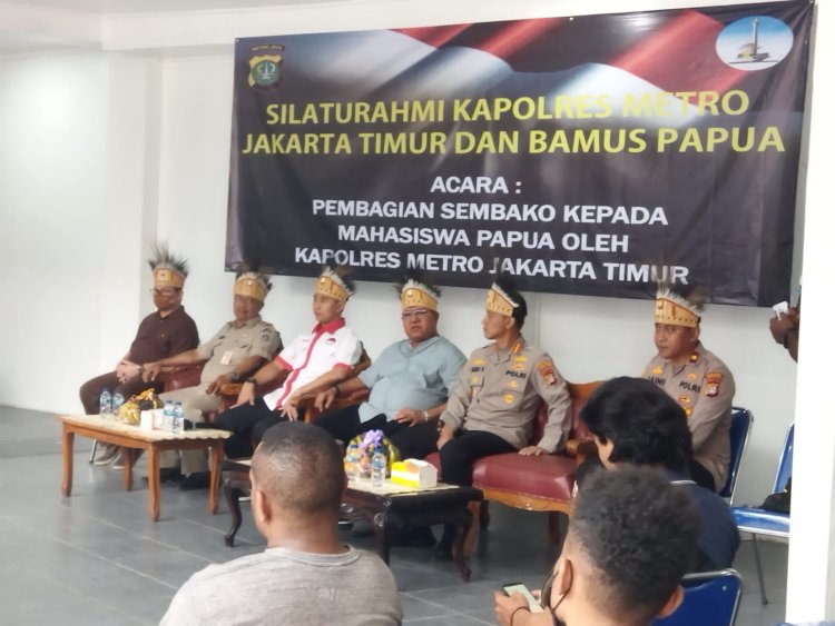 Giat Silaturahmi Kapolres Metro Jakarta Timur Dan Bamus Papua Serta Pembagian Sembako Kepada Mahasiswa Papua