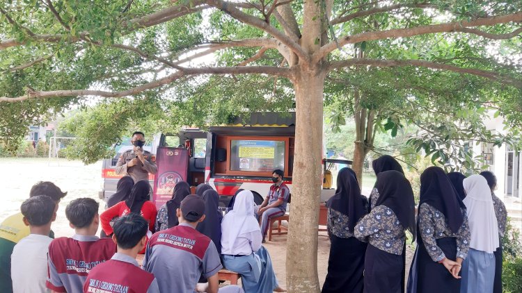 Dibawah Pohon Rindang, Sat Binmas Polres Pesawaran  Beri Materi Cegah Bullying kepada Para siswa-siswi SMKN 1 Gedong Tataan.