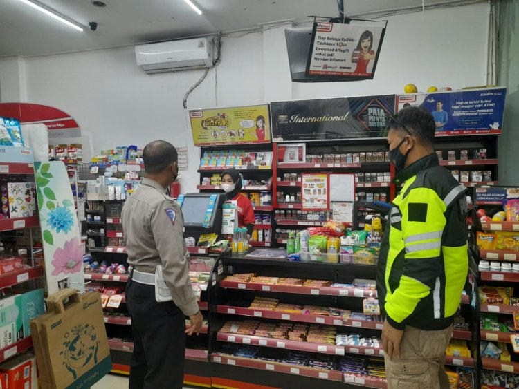 Pelaksanaan Patroli Malam Polsek Sukalarang Pantau Mini Market