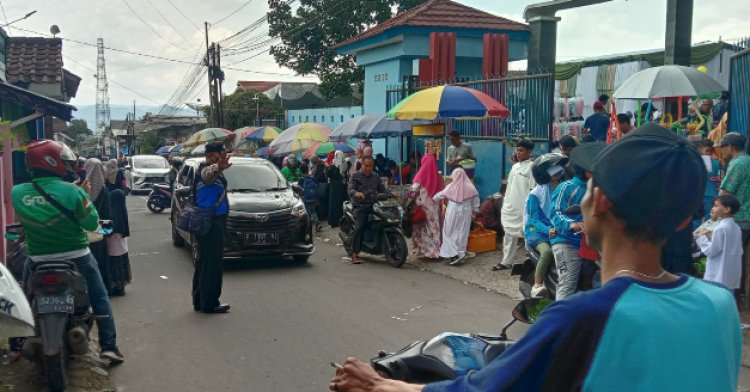 Bhabinkamtibmas Laksanakan Gatur Lalin,Wujud Pengabdian Kepada Warga