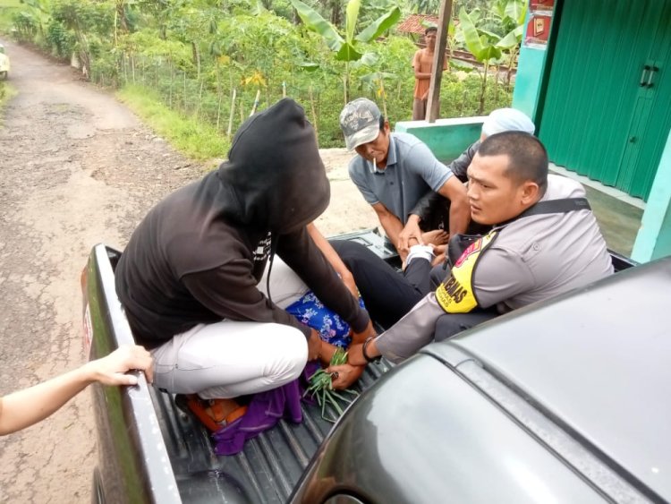 Anggota Polsek Cireunghas Evakuasi Warga Penderita ODGJ Menuju Rumah Sakit