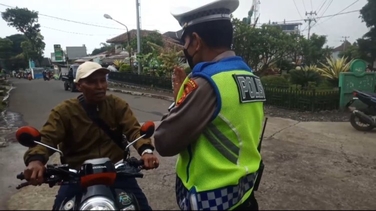 Anggota Unit Lantas Polsek Sukalarang Laksanakan Ops Simpatik