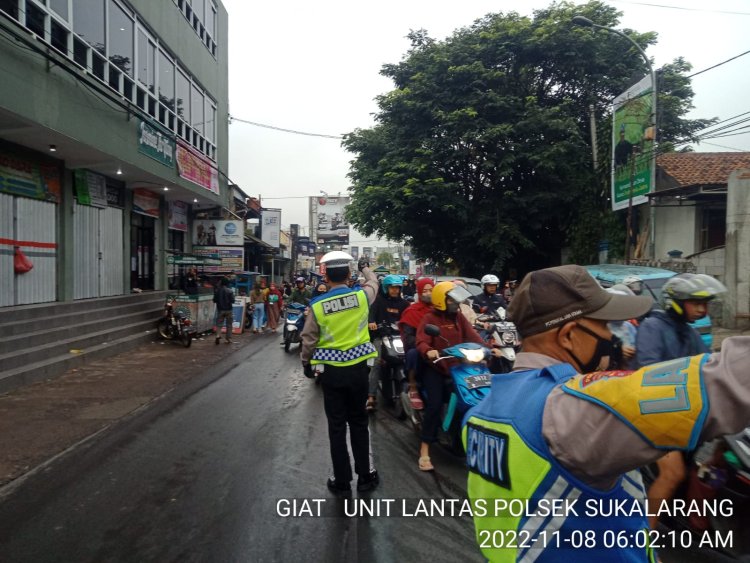 Gatur Arus Lalu Lintas Pagi Anggota Unit Lantas Polsek Sukalarang