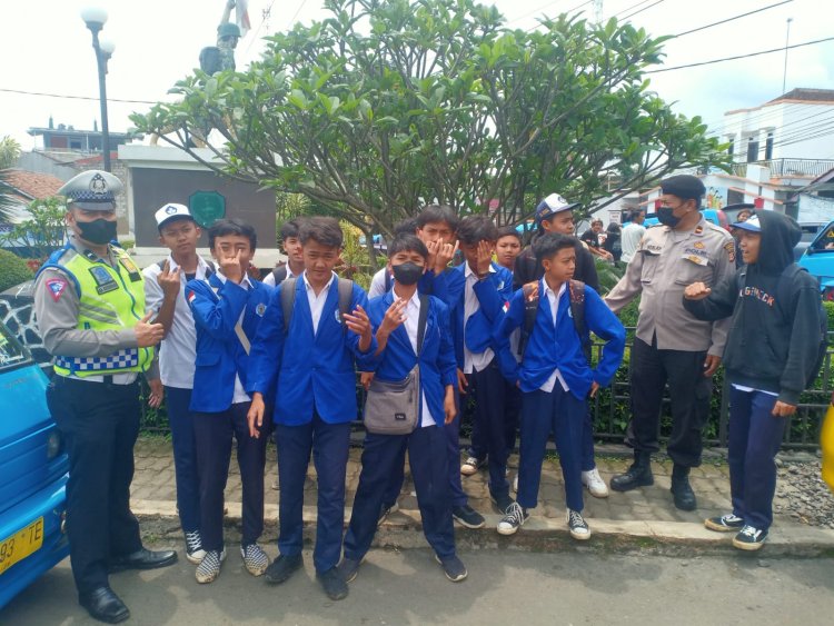 Unit Lantas Polsek Sukalarang Laksanakan Patroli Dialogis Pasca Bubaran Sekolah