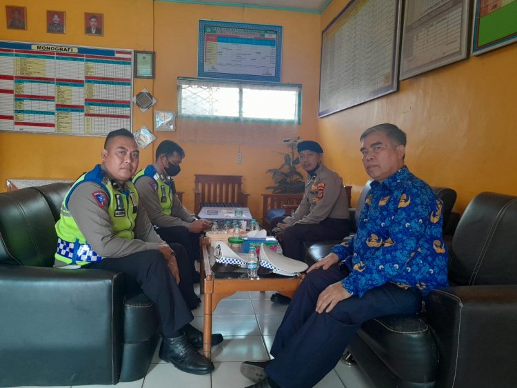 Giat Dikmas Lantas Anggota Polsek Sukalarang Ke Sekolah Dasar