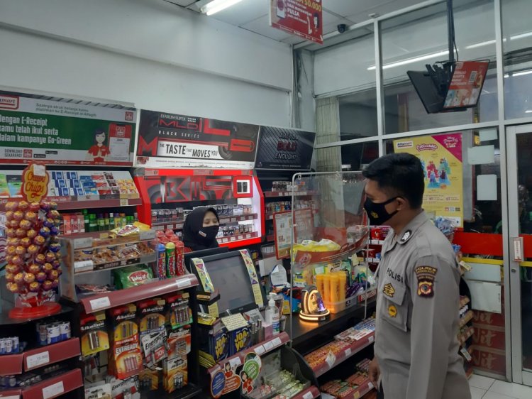 Bhabinkamtibmas Polsek Cikoleh Berikan Himbauan Kamtibmas Kepada karyawan Minimarket