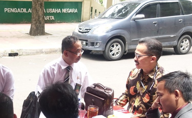 Foto dokumentasi Hakim Dr. Binsar Gultom SH, SE, MH diwawancarai oleh Ir. Soegiharto Santoso usai sidang di PTUN Jakarta, Senin 18 Februari 2019.