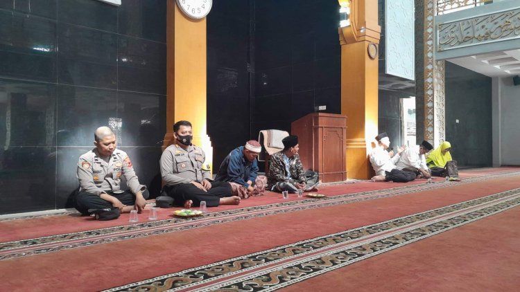 Kapolsek Sukalarang Ikuti Pengajian Rutin di Mesjid Al-Jabar Sukalarang