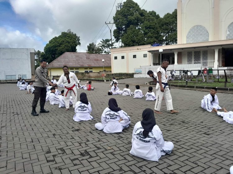 Kanit Binmas Kunjungi Remaja yang sedang Berlatih Olahraga Beladiri