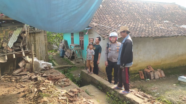 Pasca Gempa, Kapolsek Sukalarang Beserta Jajarannya Cek Lokasi dan Bantu Warga